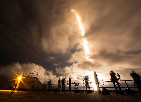 人类首次商业太空漫步！SpaceX载4人成功升空，亿万富翁也在船上（组图） - 2