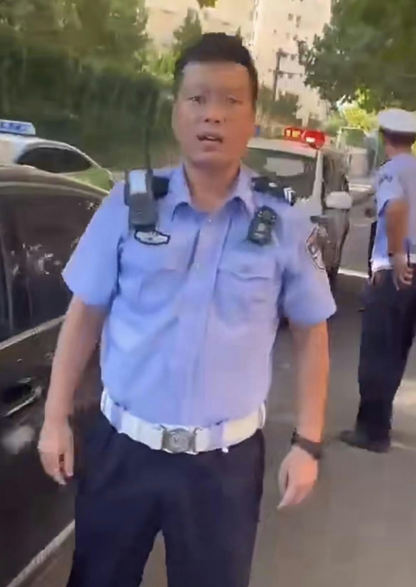 青岛交警驾私家车逆行遭停职！曾怼：我逆行怎么了（视频/组图） - 3