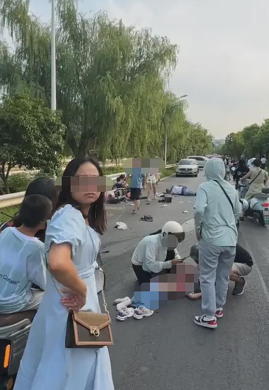 武汉一小学附近发生车祸，多名学生受伤，警方通报，司机身份曝光（组图） - 2