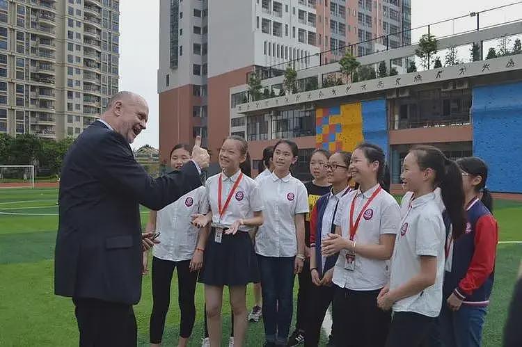 西班牙国际学校挂万国旗，唯独没有中国！家长：校长不喜欢中国人（组图） - 21