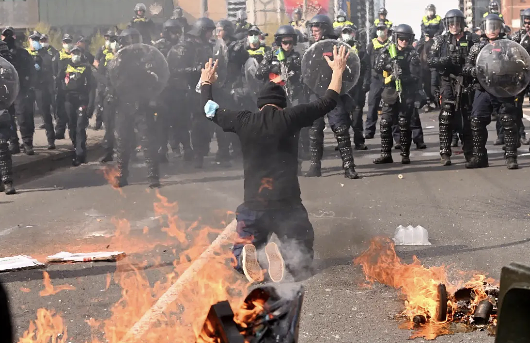 大混乱！墨尔本数万人市中心与警察发生激烈冲突，抗议者向骑警扔粪便，警方使用催泪瓦斯和喷雾，冲突或将持续数天（组图） - 14