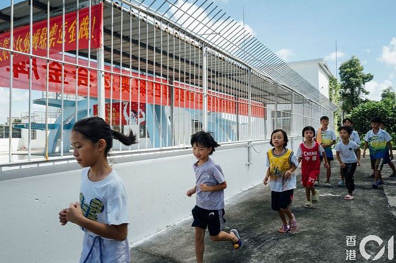 最差设施培养天才少女，港媒实探全红婵母校，教练解水花消失秘籍（组图） - 8