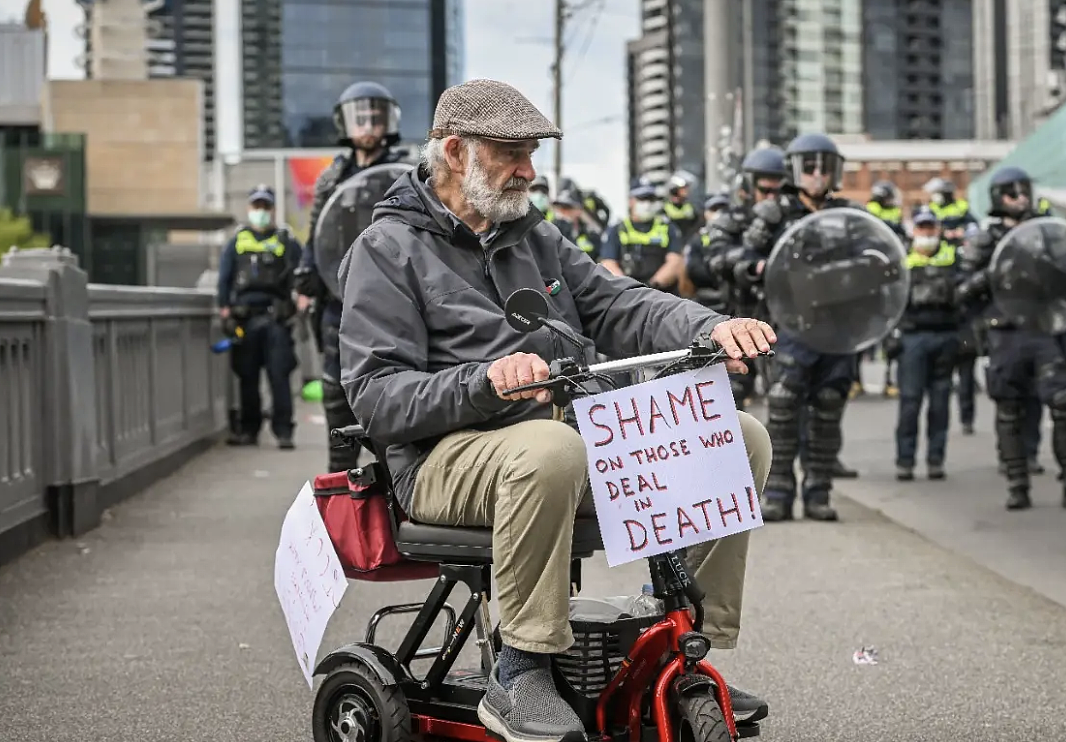 大混乱！墨尔本数万人市中心与警察发生激烈冲突，抗议者向骑警扔粪便，警方使用催泪瓦斯和喷雾，冲突或将持续数天（组图） - 21