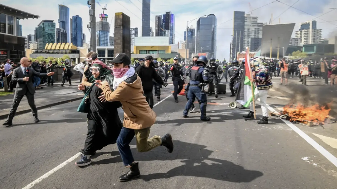 大混乱！墨尔本数万人市中心与警察发生激烈冲突，抗议者向骑警扔粪便，警方使用催泪瓦斯和喷雾，冲突或将持续数天（组图） - 1