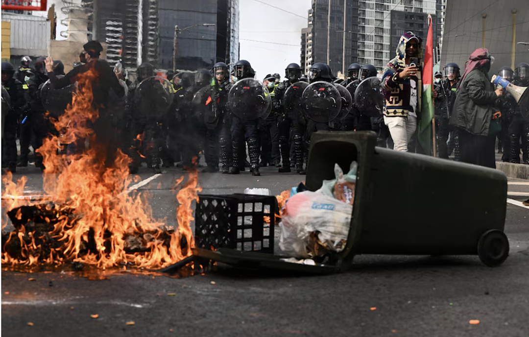 大混乱！墨尔本数万人市中心与警察发生激烈冲突，抗议者向骑警扔粪便，警方使用催泪瓦斯和喷雾，冲突或将持续数天（组图） - 5