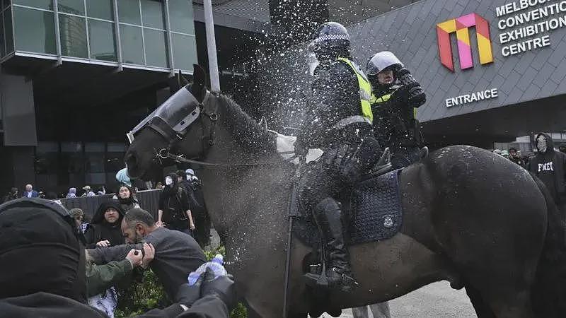 大混乱！墨尔本数万人市中心与警察发生激烈冲突，抗议者向骑警扔粪便，警方使用催泪瓦斯和喷雾，冲突或将持续数天（组图） - 20