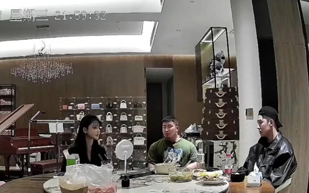 超美恋爱脑富婆出钱养小白脸男模却被网暴+劈腿？俩当事人的回应狗血又搞笑（组图） - 16