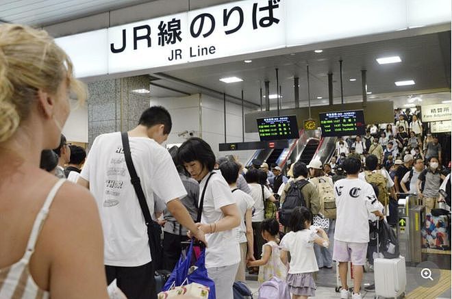 俩中国大妈在日本机场打架对骂、薅头发！这段视频在日网疯传...（视频/组图） - 17