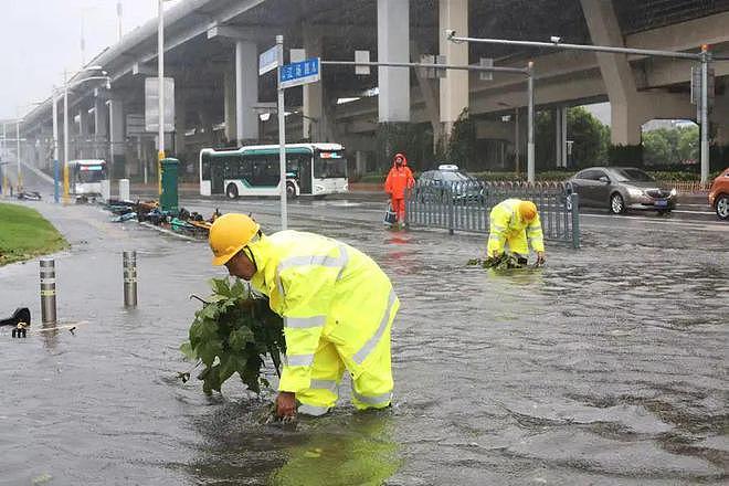 最新！“贝碧嘉”中心已离开上海，但风雨继续！外滩亲水平台水位暴涨，全市110接警8000余起（视频/组图） - 10