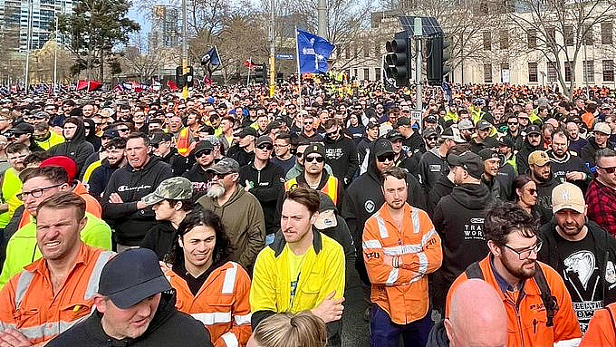 8万人愤怒攻占澳洲CBD！澳洲发旅行警告，极度危险，今天又乱套了...（组图） - 3