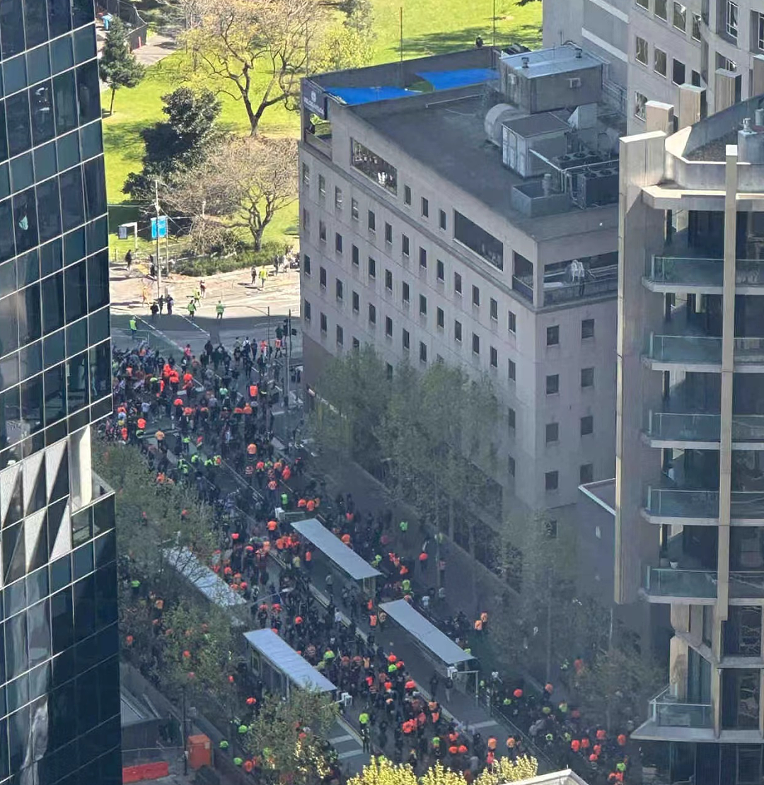 8万人愤怒攻占澳洲CBD！澳洲发旅行警告，极度危险，今天又乱套了...（组图） - 14