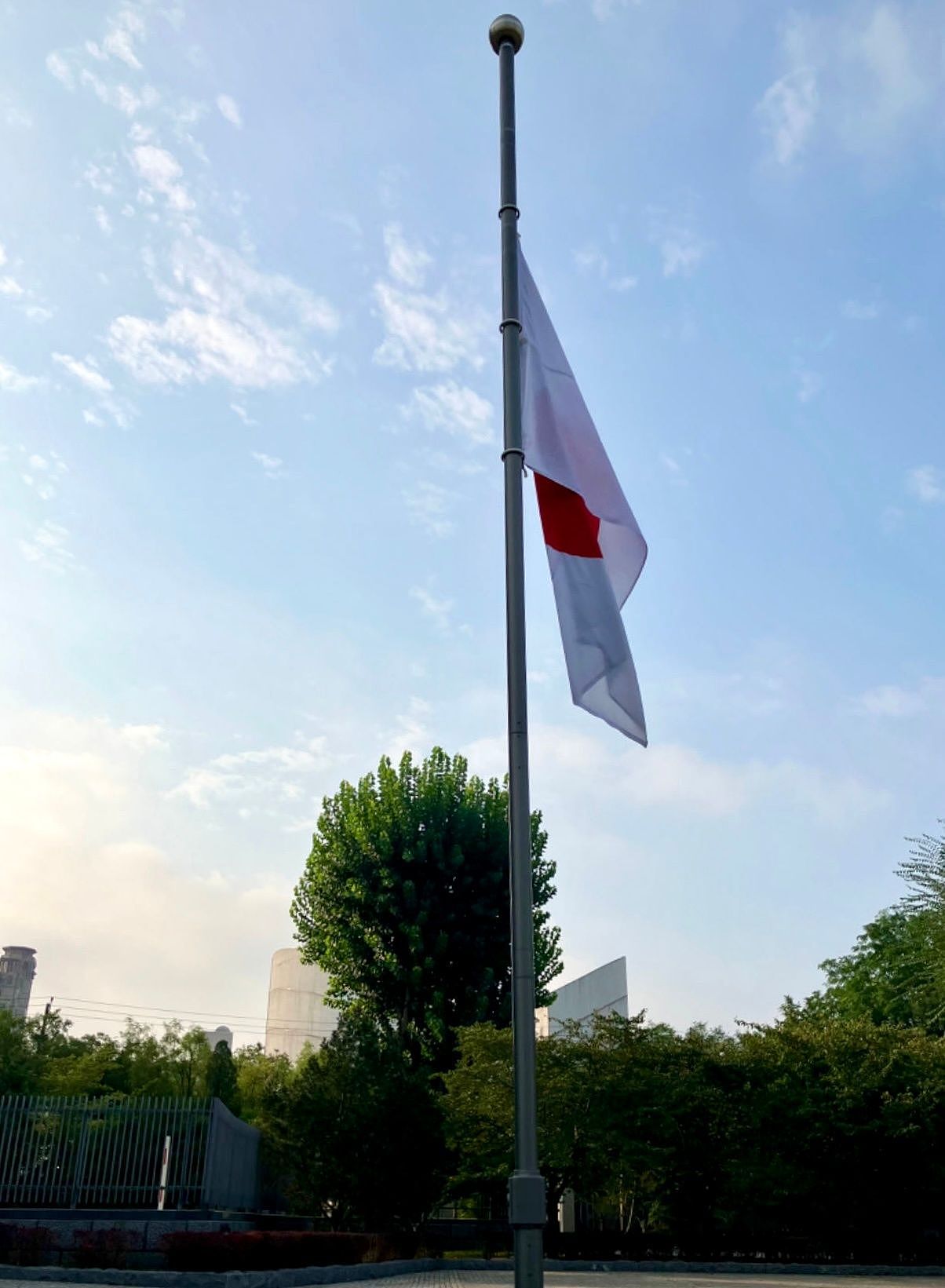 日本驻华大使馆降半旗，哀悼遭砍死10岁男童！估影响日企投资（组图） - 2