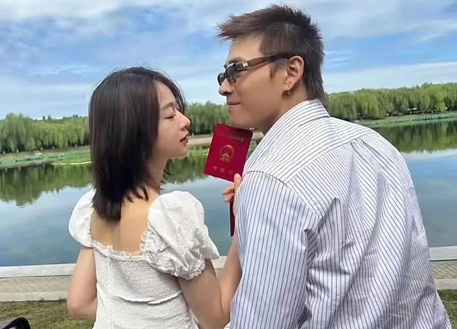 吴谨言洪尧婚后首次同框，亲密搂肩女方孕味十足，婚戒设计图抢镜（组图） - 11