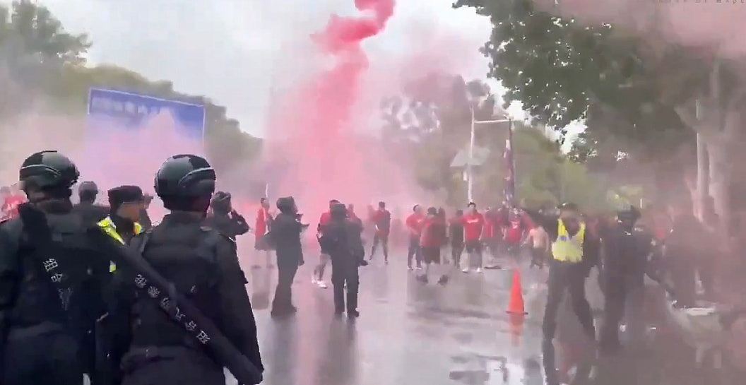 郑州发生球迷骚乱！数百人街头互殴，大批警员赶抵，现场一片混乱（视频/组图） - 3