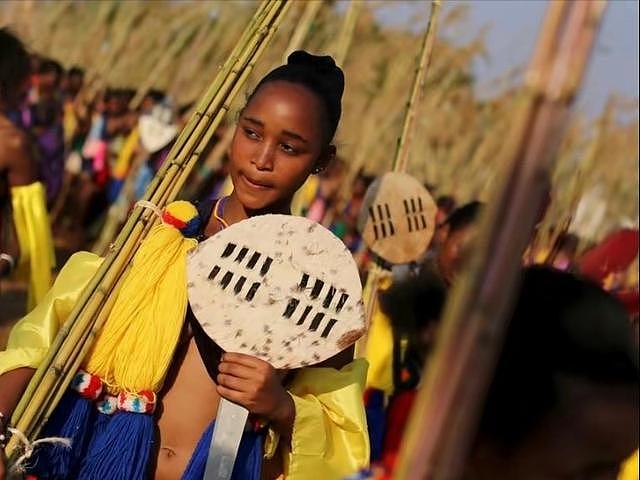 非洲小国“选妃节”：上万少女赤身上街，国王看中当场带走洞房？（组图） - 9