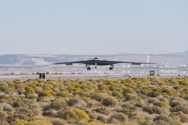 B-21“突袭者”轰炸机来了，美公布起降测试影片（视频） - 1