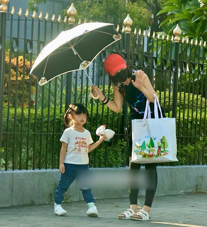 林依晨3岁女儿首曝光，她独自接娃操碎心，与丈夫长期分居情不变（组图） - 2