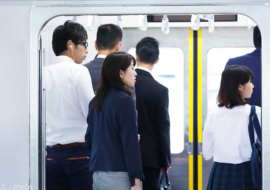 日本惊现“剪刀痴汉”，直接在扶梯上剪女生裙子看内裤！日本女生：太可怕了（组图） - 2