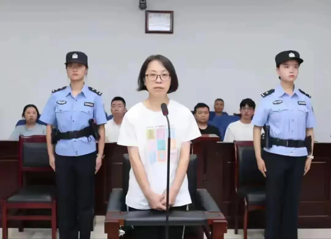 毁三观！58岁女老虎爆“床战58男下属”，认了收6000万人民币！判刑13年遭双开（组图） - 12