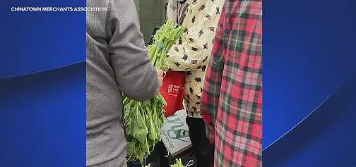 在唐人街捡猪皮做糯米饭！华女直言：$0.5一个！无证摊贩生意红火与商户“抢客”（组图） - 4