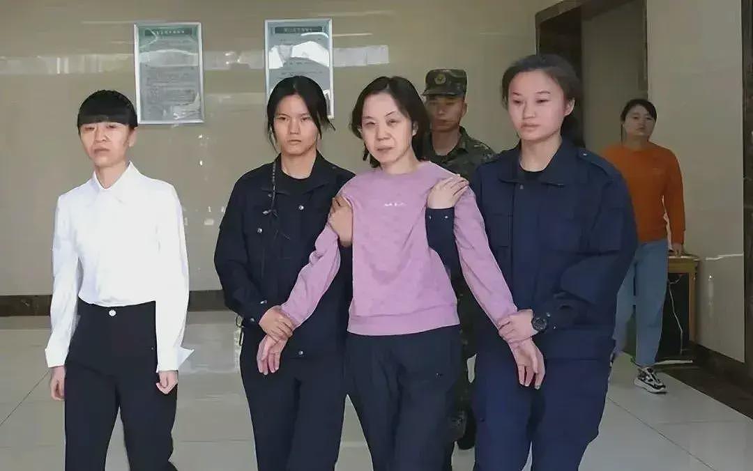 毁三观！58岁女老虎爆“床战58男下属”，认了收6000万人民币！判刑13年遭双开（组图） - 7