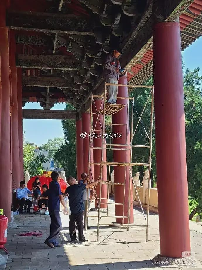 曝某地有人在古建筑上用电钻打孔，只为挂红灯笼？网友：领导的任务比文物重要（组图） - 5