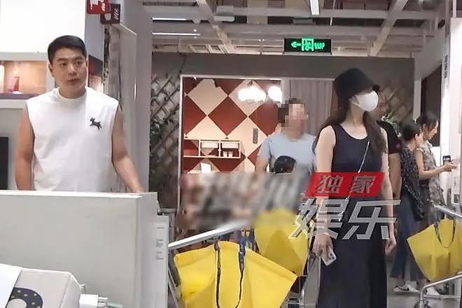 45岁殷桃恋情曝光，男友亲自喂其吃饭，曝男方离异带娃，背景强大（组图） - 9