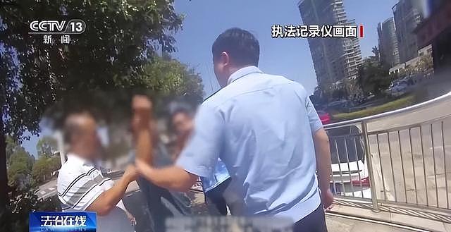 小伙搀扶老人反被诬陷挨5个巴掌！警方查监控真相大白（组图） - 8