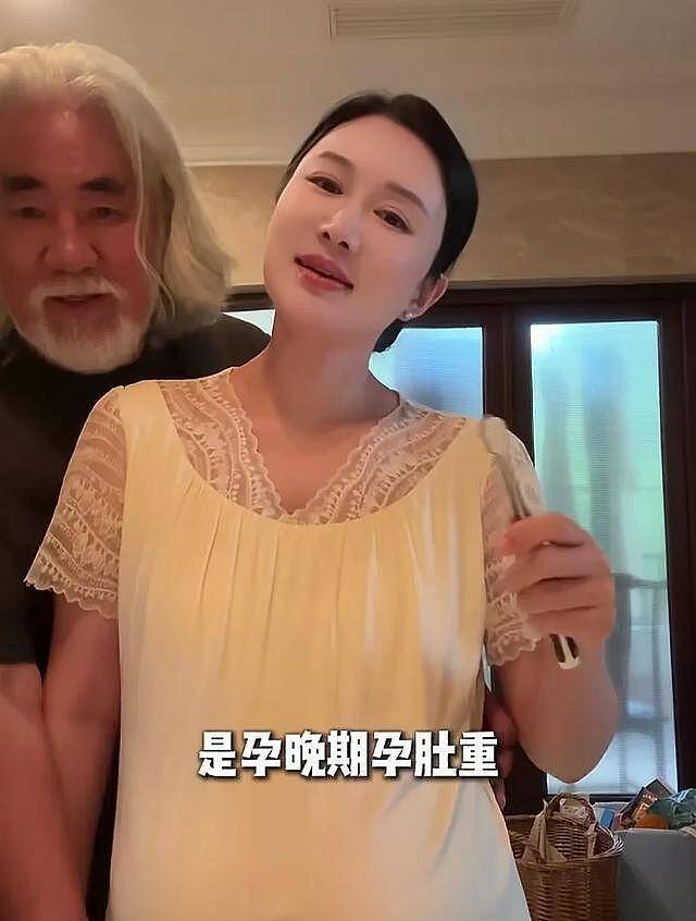 张纪中老婆晒别墅生活，超大后院加3层电梯，早餐喝牛奶燕窝补身体（组图） - 1