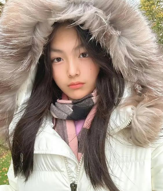 李湘晒女儿巴黎街拍，14岁王诗龄又瘦又高冷，打扮成熟（组图） - 11