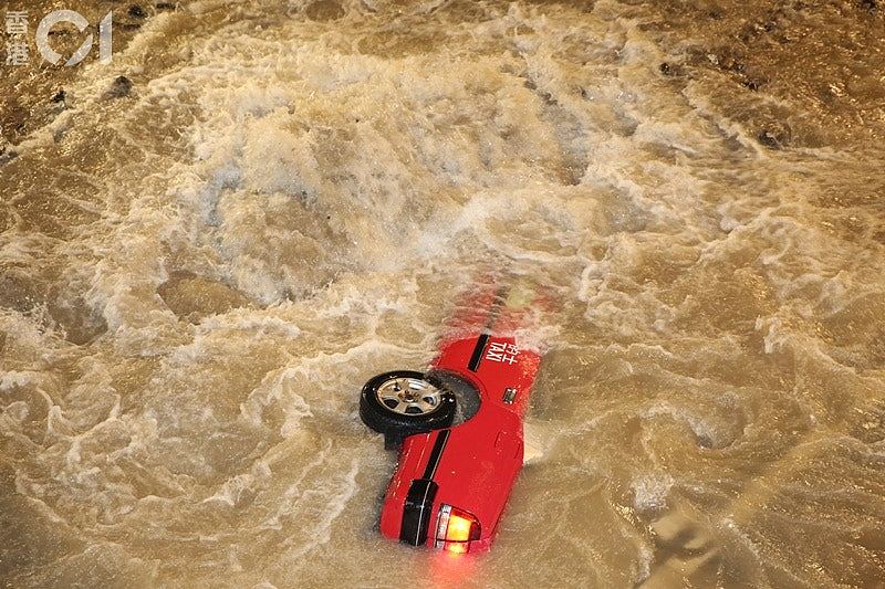 香港长沙湾爆水管路陷，的士跌落窿遭“洪水”没顶！司机乘客及时逃生（组图） - 7