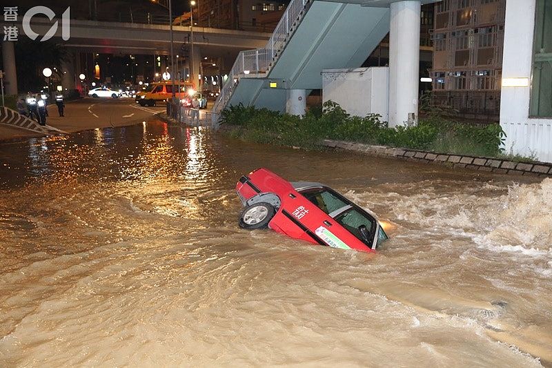 香港长沙湾爆水管路陷，的士跌落窿遭“洪水”没顶！司机乘客及时逃生（组图） - 4