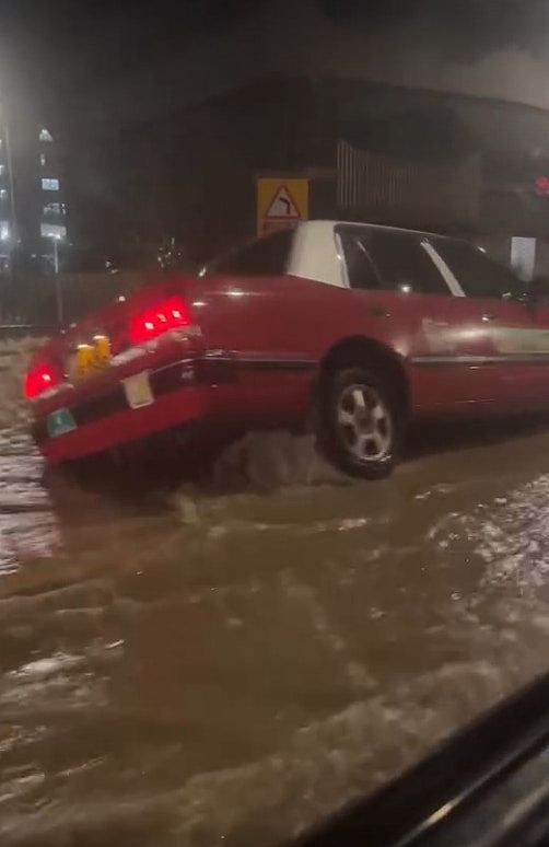 香港长沙湾爆水管路陷，的士跌落窿遭“洪水”没顶！司机乘客及时逃生（组图） - 12