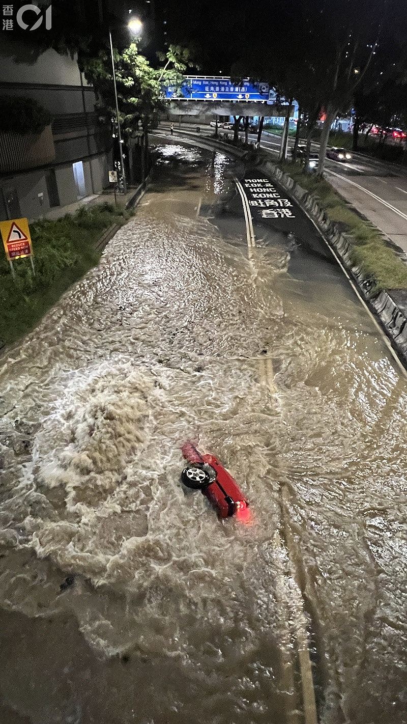 香港长沙湾爆水管路陷，的士跌落窿遭“洪水”没顶！司机乘客及时逃生（组图） - 3