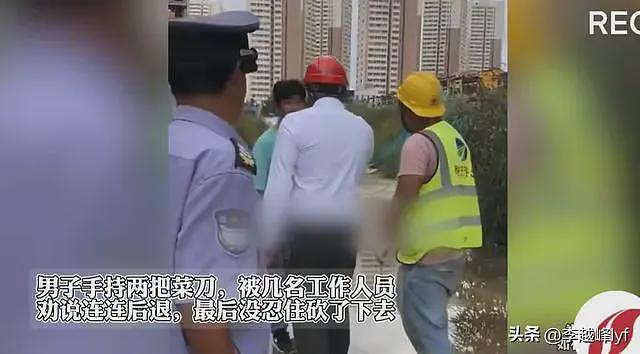 疑民工提刀讨薪，白衣男竟伸出脖子挑衅，结果被砍到鲜血飚出（组图） - 5