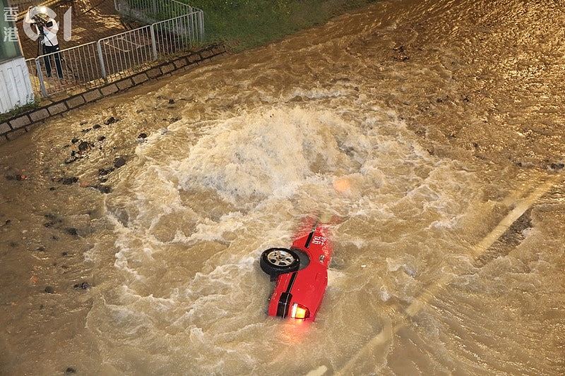 香港长沙湾爆水管路陷，的士跌落窿遭“洪水”没顶！司机乘客及时逃生（组图） - 8