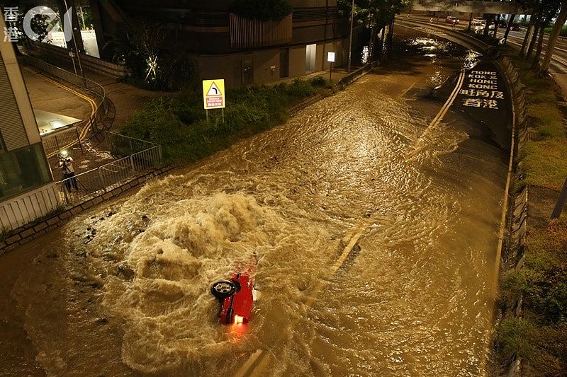 香港长沙湾爆水管路陷，的士跌落窿遭“洪水”没顶！司机乘客及时逃生（组图） - 5