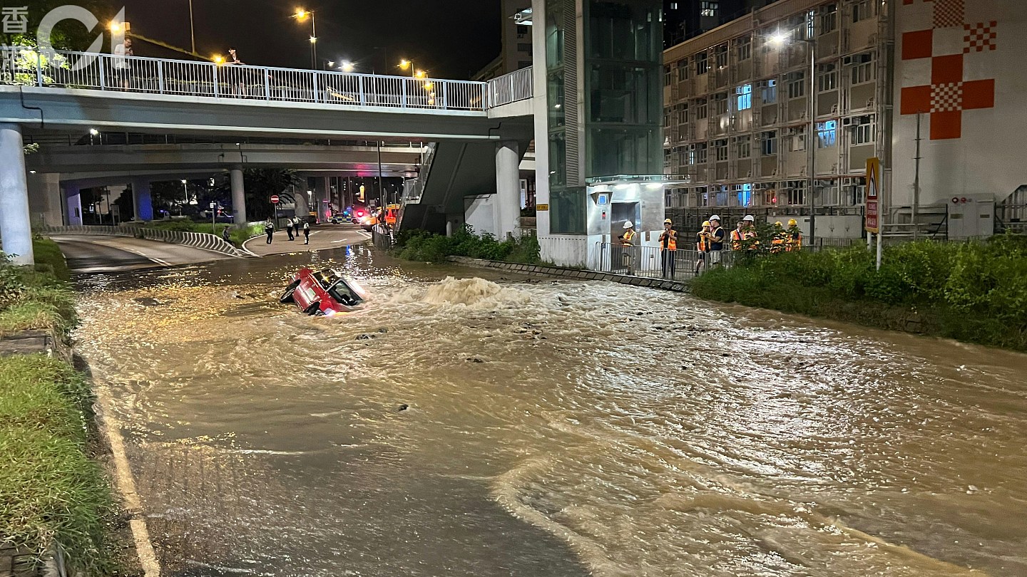 香港长沙湾爆水管路陷，的士跌落窿遭“洪水”没顶！司机乘客及时逃生（组图） - 2