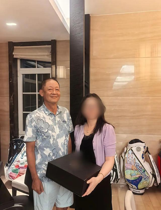 58岁王志文举办家宴 穿着随意，家中装修阔气典雅，高尔夫球包惹眼（组图） - 1