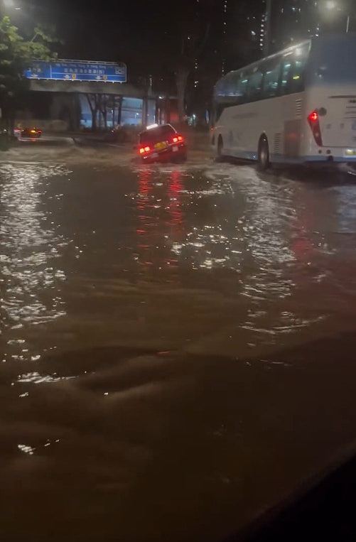 香港长沙湾爆水管路陷，的士跌落窿遭“洪水”没顶！司机乘客及时逃生（组图） - 11