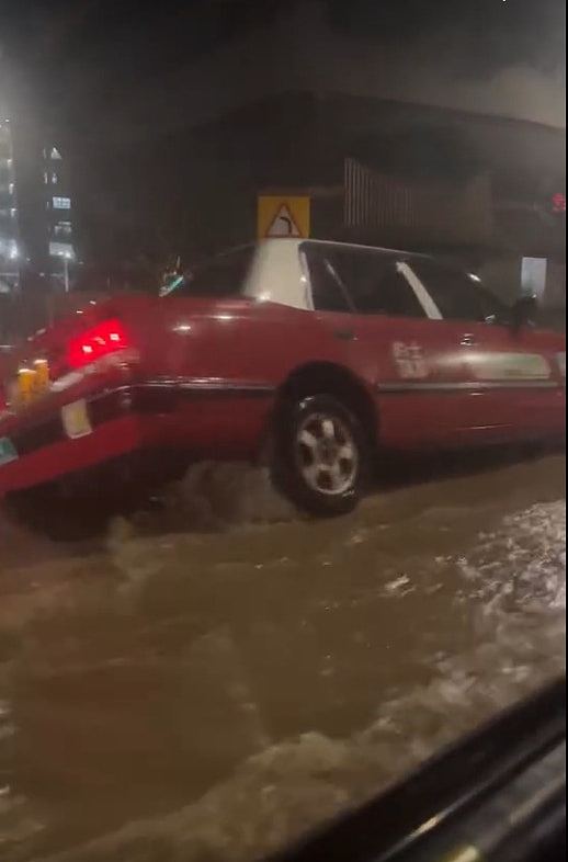 香港长沙湾爆水管路陷，的士跌落窿遭“洪水”没顶！司机乘客及时逃生（组图） - 10