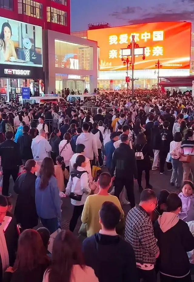 打破多项纪录！人人人人景点人人人人，超23万人做了同一件事（组图） - 16