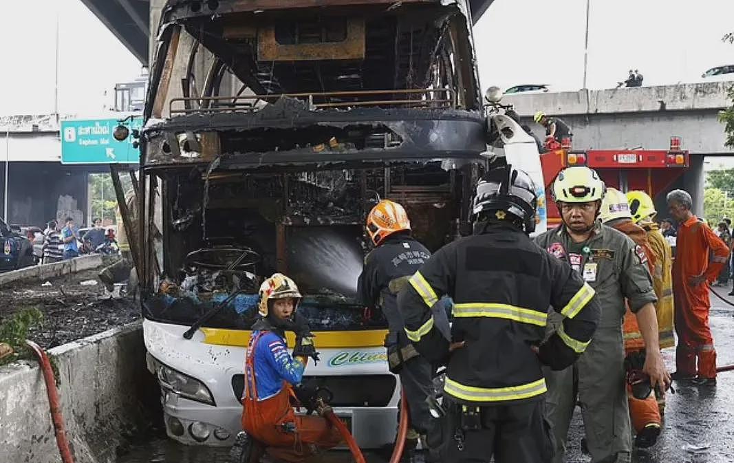 25人死！泰国双层巴士突然爆炸起火，烧成灰烬！这些人没逃出来（视频/组图） - 7