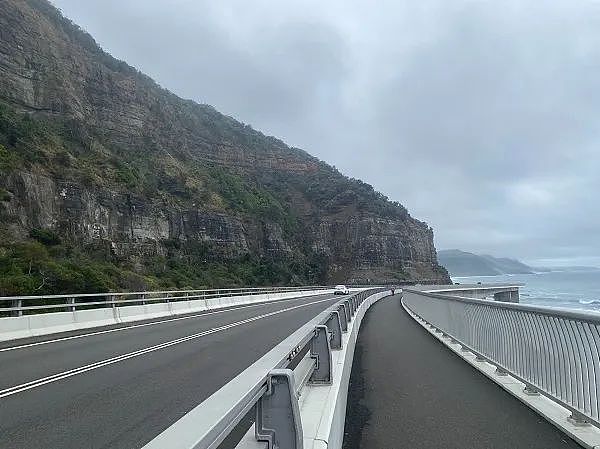 节后首日港股延续涨势最牛个股两个交易日超超30倍，中资券商股大幅飙升，中国商务部回应加拿大对华电动汽车加征关税生效实施等 - 2