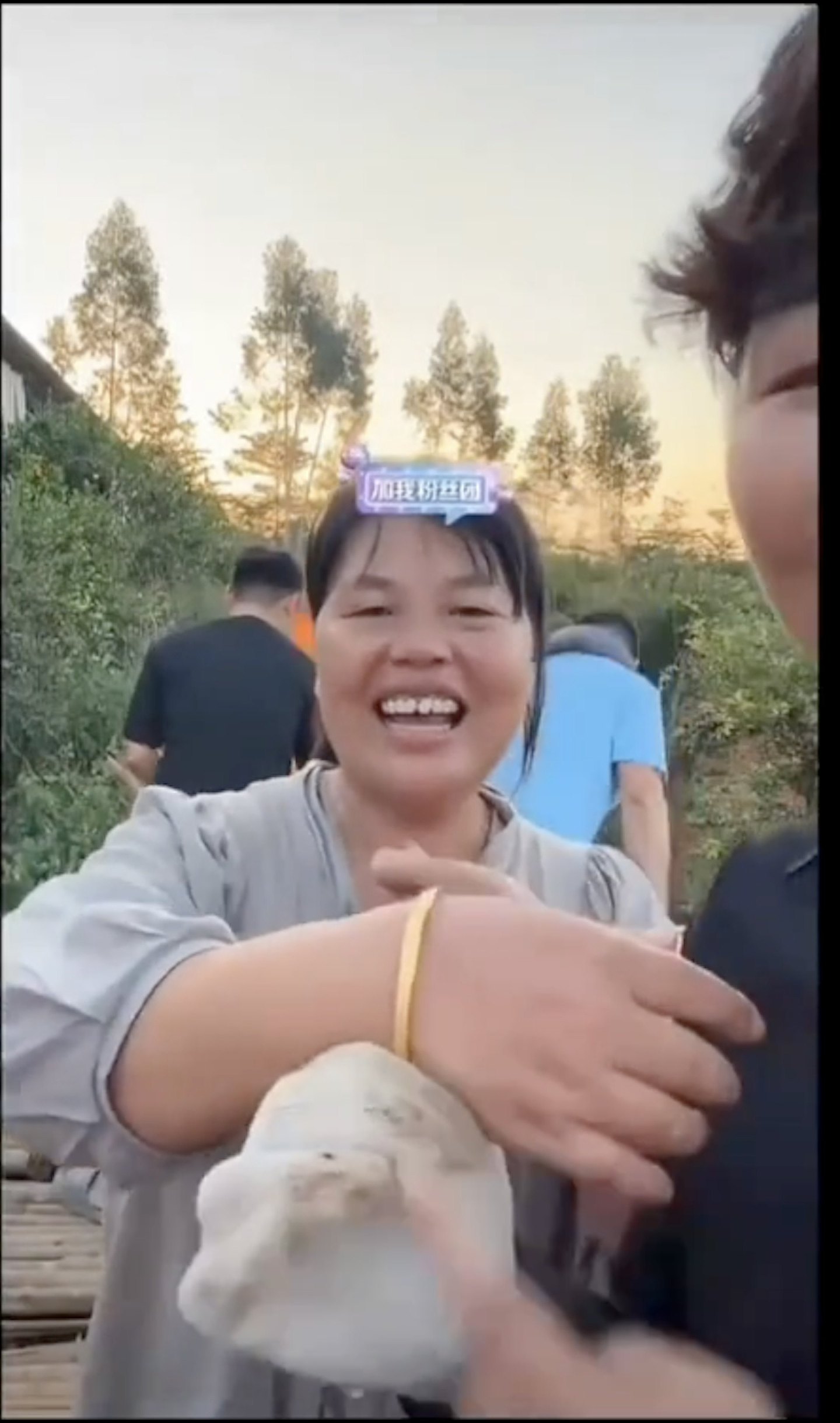 全红婵妈妈晒金手镯金项链骄傲喊：“女儿买的！”，网民：苦尽甘来（组图） - 4