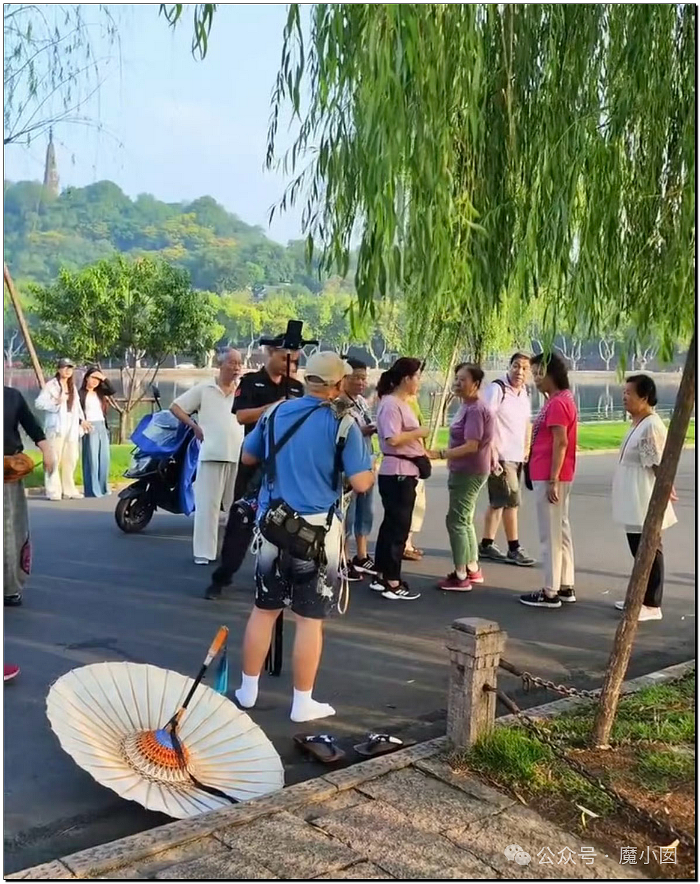 两女孩国庆节穿和服踩木屐拍照还直呼“穿衣自由”，评论区网友键盘收不住了…（视频/组图） - 7