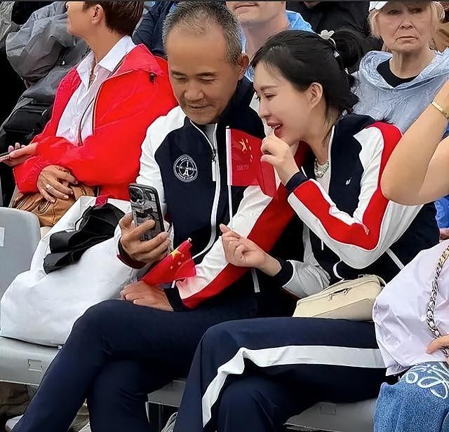 王石携妻女与英国前首相聚餐，田朴珺松弛不失性感，女儿灵巧可爱（组图） - 1