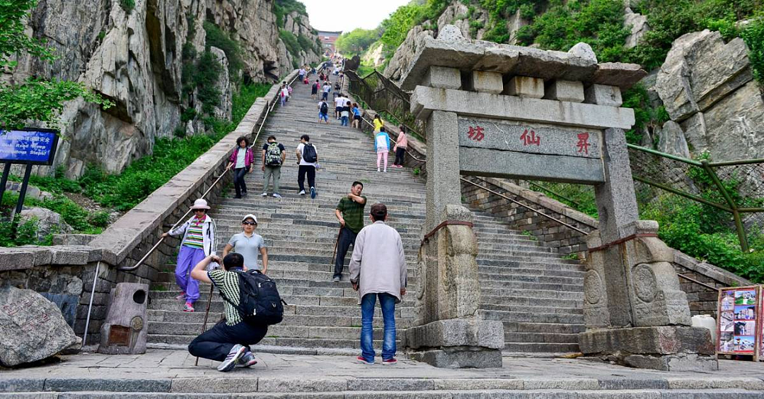 背人爬山，一夜爆火！中国国庆奇葩“导游”，迷倒万千宝妈（组图） - 36