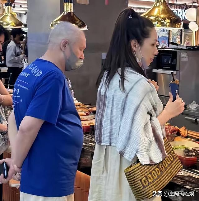 40岁郭碧婷被偶遇，穿吊带裙勒出赘肉，豪门媳妇气质很抢眼（组图） - 6