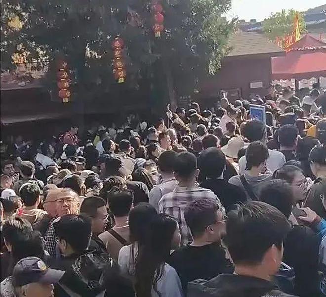 “黑神话”取景地爆火，游客吐槽排队太久！“想骂，到我这儿骂两句！”公安局副局长现场喊话，疏导客流（组图） - 1